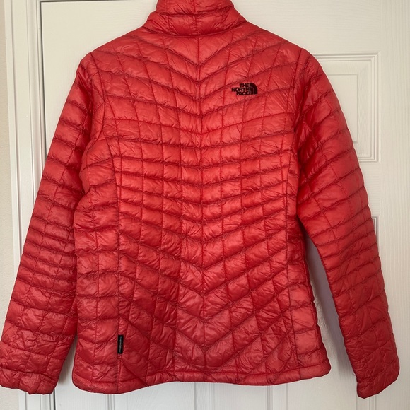 The North Face Women's Vibrant Red Puffer Jacket - Picture 2 of 5